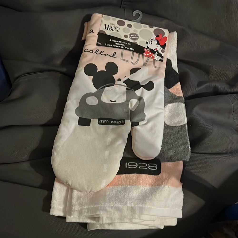 Disney Mickey and Minnie kitchen towel set with oven mitt